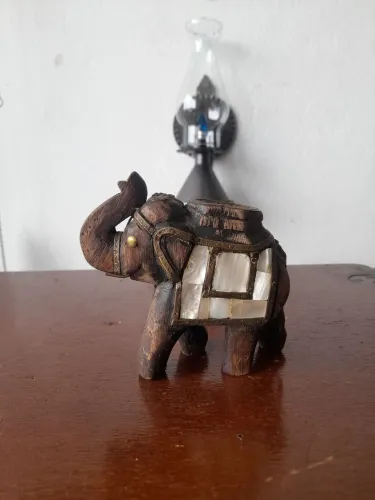 Antigo elefante de madeira madre pérola e latão