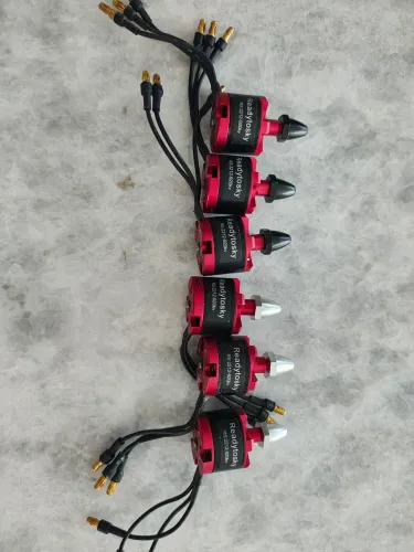 m6 motores brushless da marca Readytosky, modelo RS 2212-920KV.