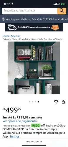 Estante de livros e materiais de escritório