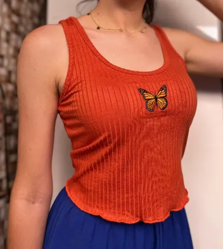 Blusa Cropped Canelada com Bordado de Borboleta