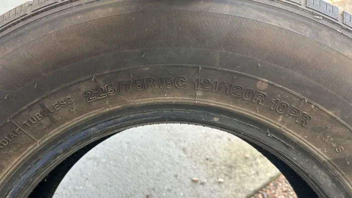 PNEUS 225/75 R16