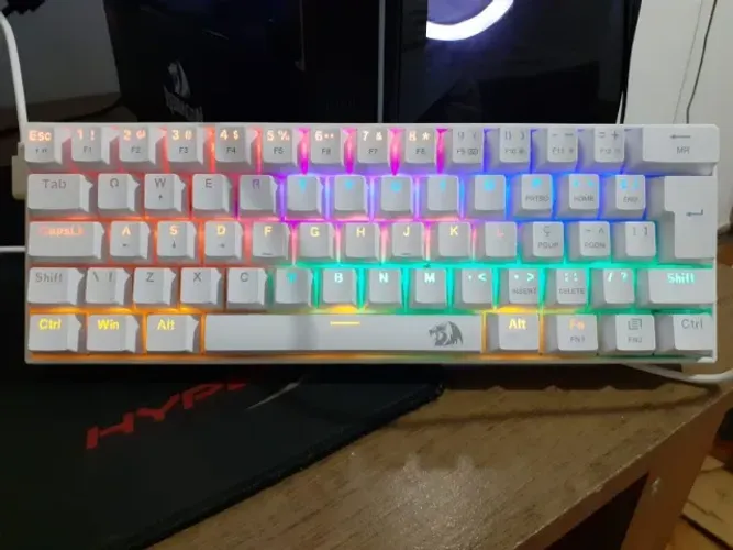 Teclado Mecânico 60% Redragon Lakshmi ABNT2 Branco Switch Blue.