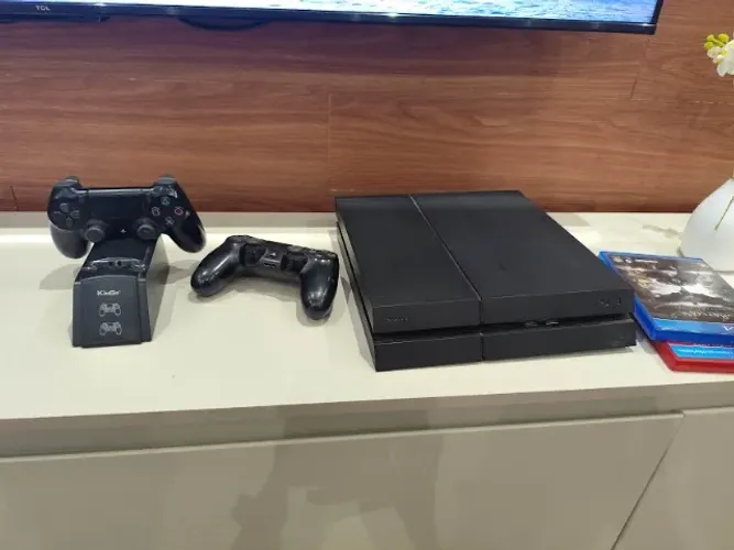 Ps4 slim 1t. 2 jogos e dois controle e carregador de controle. Ac troca placa de video