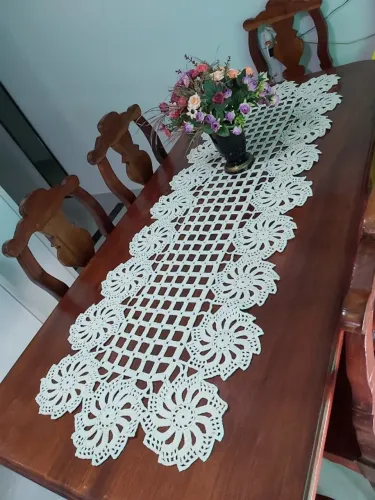 Trilho de mesa artesanal de crochê branco 60cmx175cm