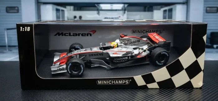 McLaren MP4-21 Lewis Hamilton 1st Roll Out 1:18 Minichamps