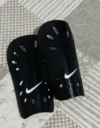 Caneleira Nike profissional