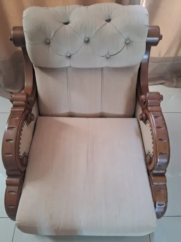 Conjunto de duas poltronas clássica colonial de madeira maciça