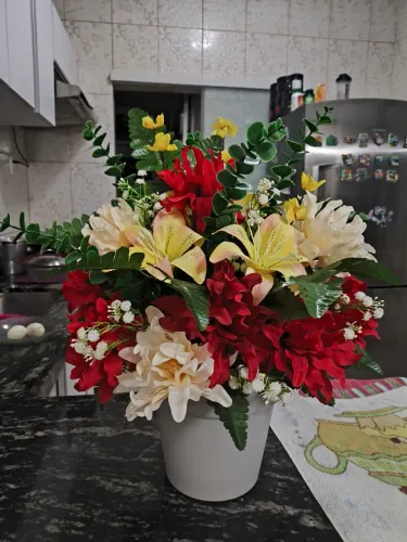 Arranjo de flores artificiais