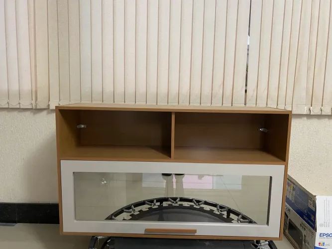 Aparador Buffet Moderno - Madeira & Branco com Porta de Vidro