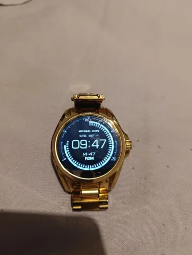 Vendo relógio MK obs o carregador não e original carrega mais não carrega todo