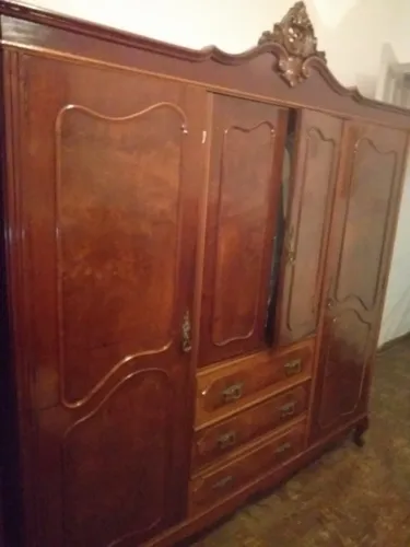 Guardas roupas antigo modelo provençal com 3 portas e gavetas
