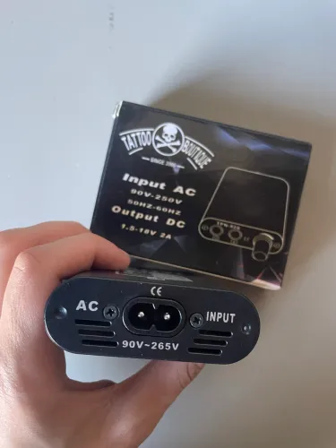 Fonte Para Tatuagem Compacta Tpn-020 Bivolt 1.5v-18v 2a Na Caixa