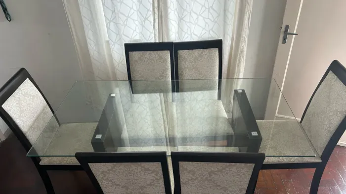 Mesa de Jantar com Tampo de Vidro + 6 Cadeiras Estofadas