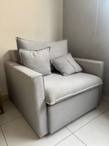 Poltrona cinza confortável flexível
