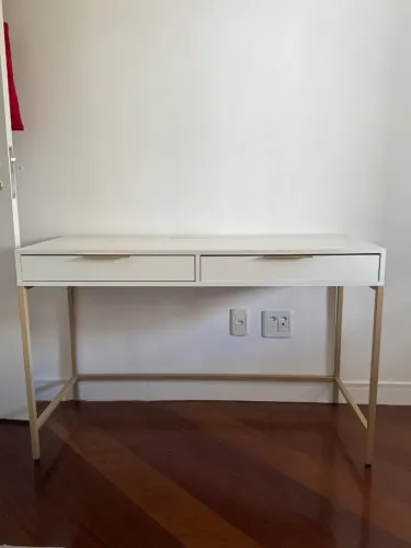 escrivaninha / mesa de estudos branca com detalhes em dourado