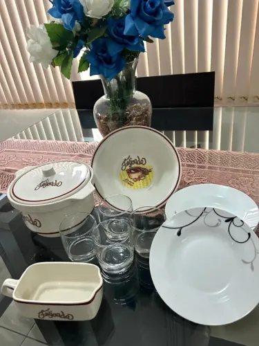 Kit de Louças e Utensílios - 7 Peças ? 1 terrina de cerâmica com tampa decorad a (tema Fei