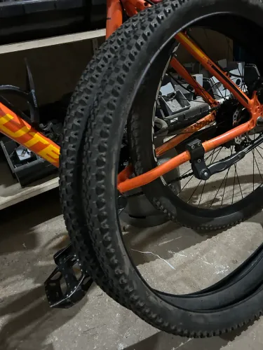 Par de Pneus Aro 29 MTB 2.10 - Cravos Altos, Prontos para Trilha