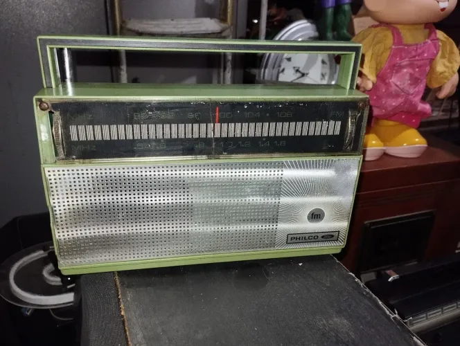 Rádio antigo Philco Ford AM FM, funcionando.