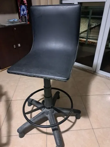 Banco de bar preto com regulagem de altura