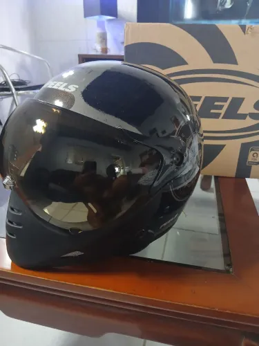 Capacete F21 Peels, novo na caixa.