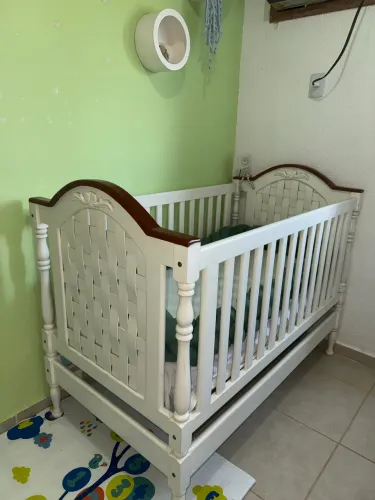 berço, cômoda e prateleiras