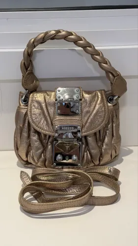 Bolsa Arezzo metalizada vintage