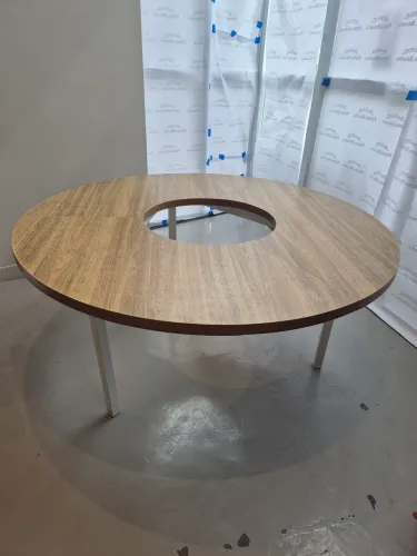 Mesa redonda MDF e pé de ferro