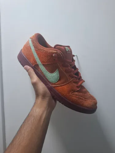 Nike Dunk SB Low  - Mystic Red