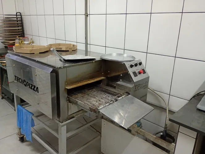 Freezer para restaurante, forno esteira, estofados, mesas e talheres completas