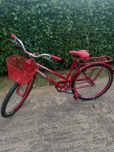 Bicicleta vermelha com nota