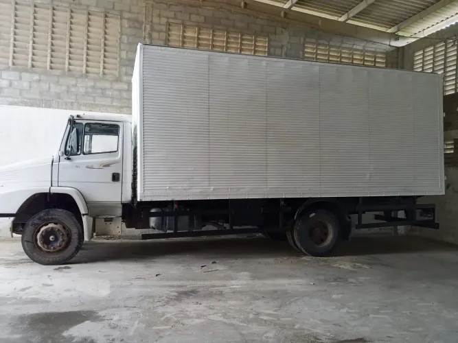 Mercedes-Benz 1318 2009 Baú 7m 65.000 km 7 Pneus Novos