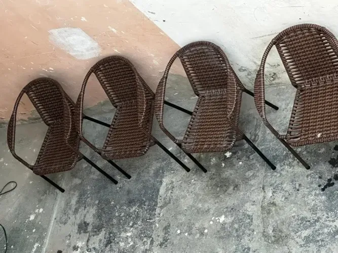 Kit 4 Cadeiras em Fibra Sintética - Ótimo Estado Conjunto de 4 cadeiras em fibra sintética