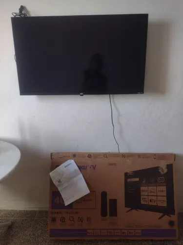 TV smart 40 polegadas AOC um mês só de uso, com nota fiscal por 1199,00 (tel: *87)