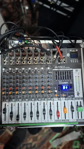 VENDO MESA DE SOM + CASE