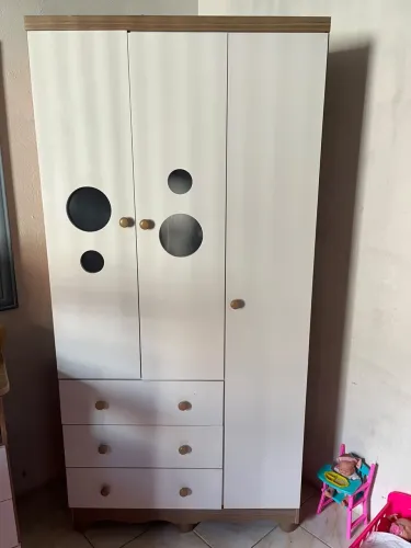 Guarda roupas infantil e cômoda