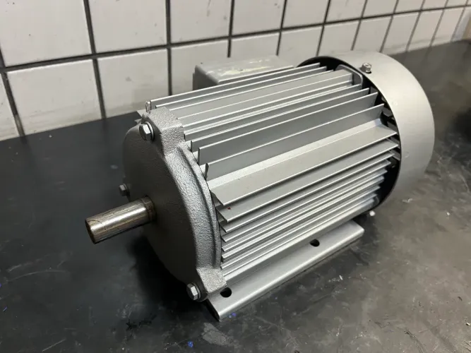 Motor elétrico trifásico 0,93 kW (1,26 cv) 3510 rpm 