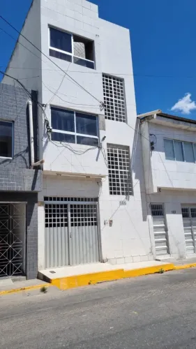 prédio com dois apartamentos e uma área comercial no térreo no centro de Arcoverde - PE.