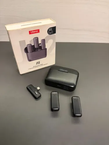 Kit Microfone Sem Fio Ulanzi J12 p/ iPhone (2 Mics + Case de Carregamento)