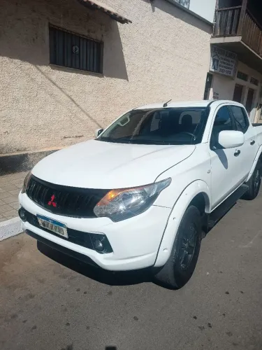 Mitsubishi L200 Triton Sport GLX 2.4 CD Diesel Mec. 2019