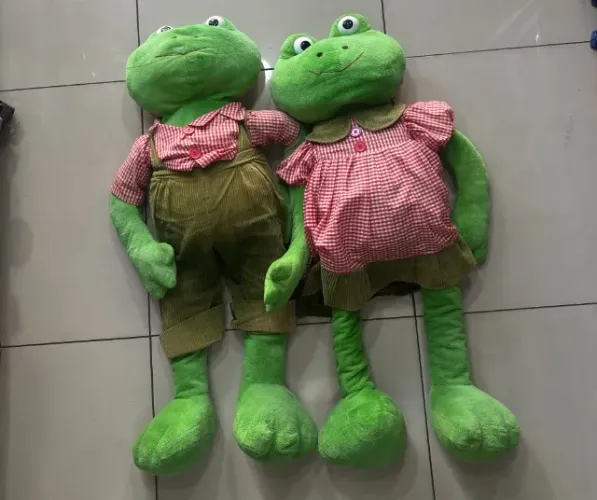 Pelucia casal sapos grande