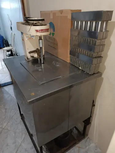 * .Vendo ou troco por carro fabrica completa de picolé e sorvete