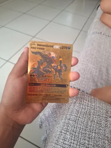 Carta do pokémon dourada