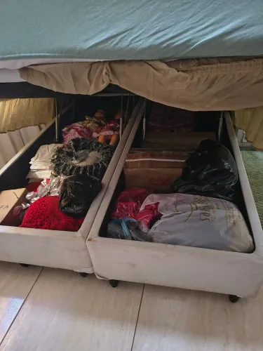Cama Queen baú com colchão mola ensacadas.