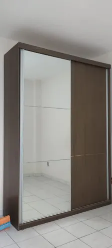 Vendo roupeiro com duas portas de correr, tamanho 160x50x210cm (precisa desmontar )