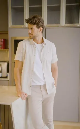 Roupas femininas e masculina no carnê parcelado