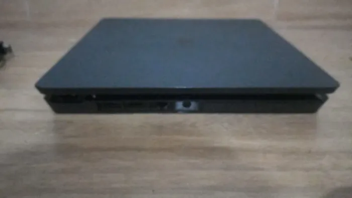PS4 usado com um controle