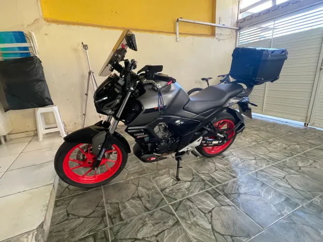 FZ15 modelo único customizada 