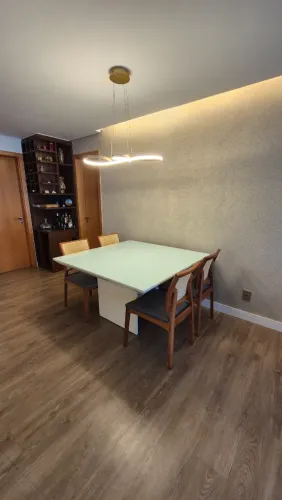 Mesa de Jantar Branca 130x130 com cadeiras na cor feijó
