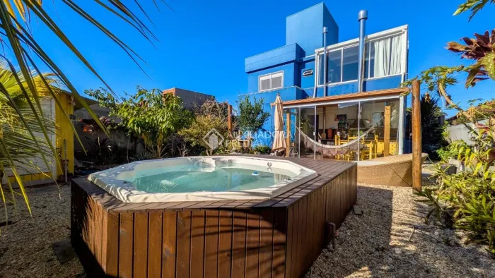 Oportunidade - Casa a 600 metros da Praia dos Açores