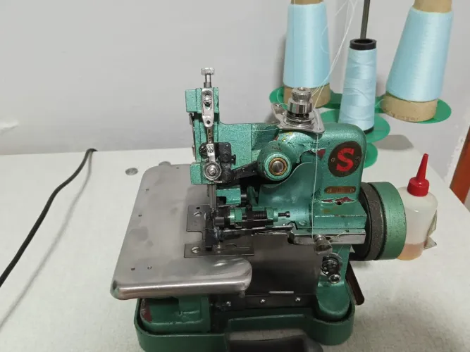 Máquina de costura Singer Chinesinha Overlock